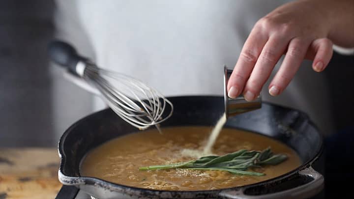 Condimentar con salvia fresca, cebolla en polvo y condimento para aves.