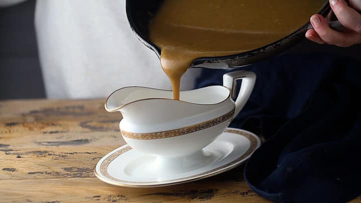 Vierta la salsa de la sartén en el plato.