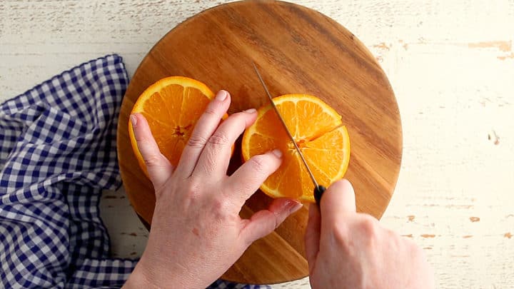 Cortar las rodajas de naranja en cuartos.