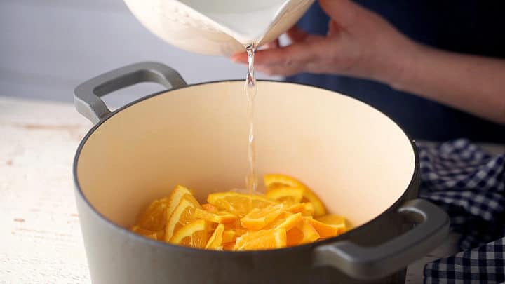 Remoje las naranjas en agua durante la noche para extraer la pectina natural.