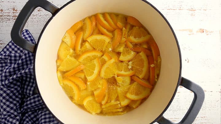 Cuece las naranjas en agua para ablandar la cáscara.