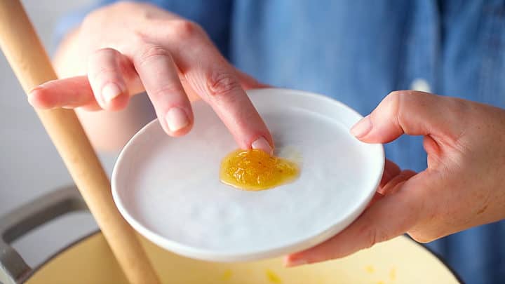 Prueba el punto de cocción de la mermelada casera.