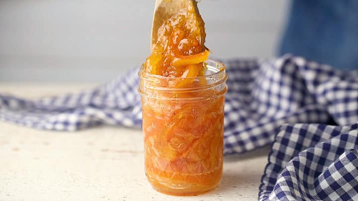 Vierta la mermelada de naranja casera en frascos de conservas estériles.