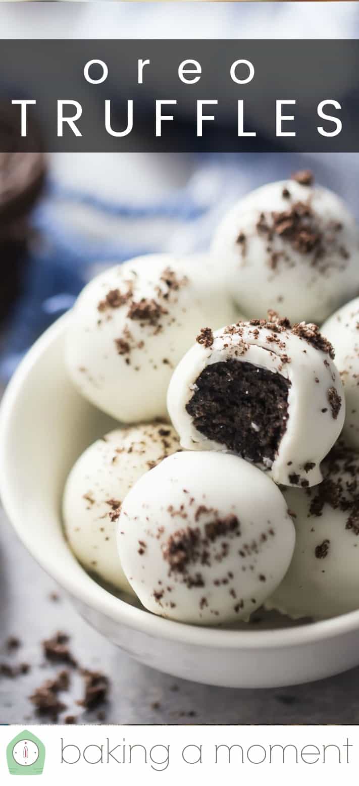 Primer plano de bolas Oreo con texto superpuesto que dice