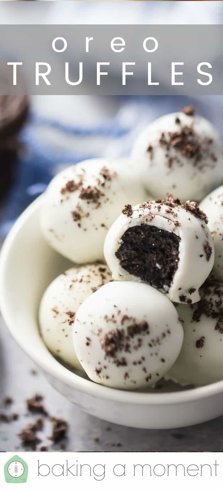 Primer plano de bolas Oreo con texto superpuesto que dice