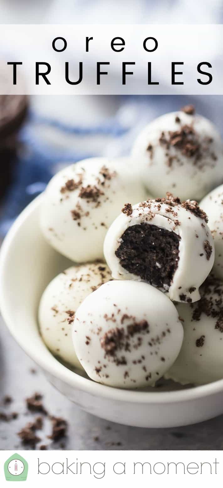 Primer plano de bolas Oreo con texto superpuesto que dice