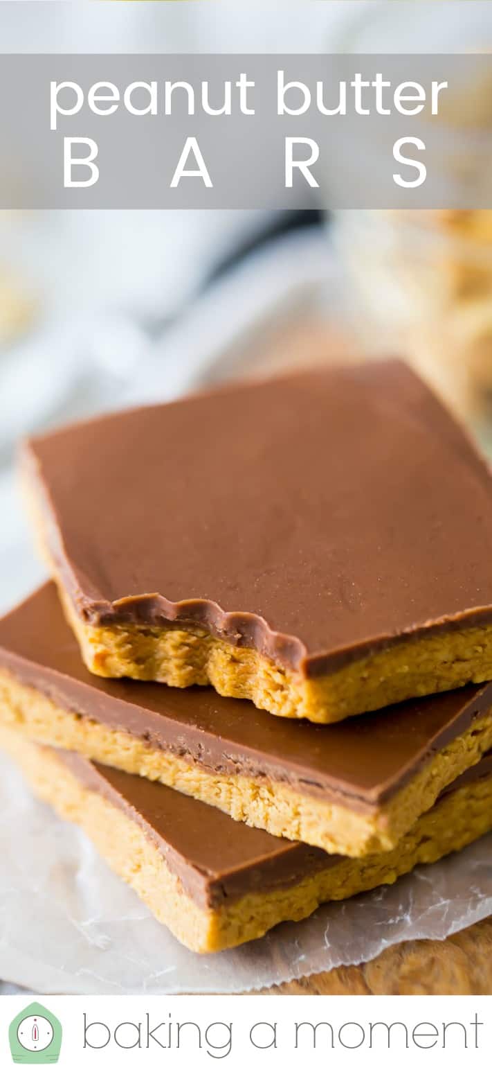 Pila de barras de mantequilla de maní con texto superpuesto que dice