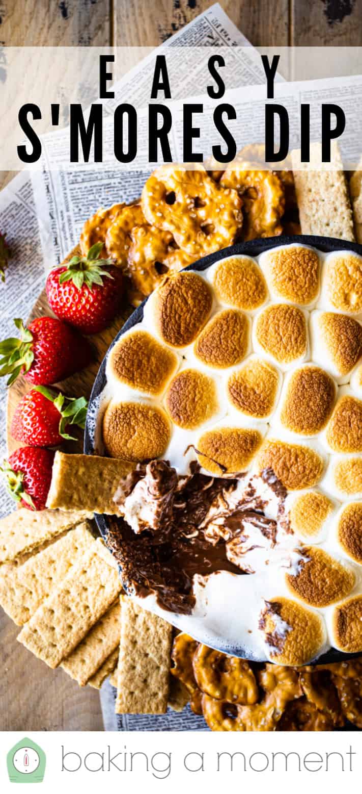 Salsa s'mores con mini malvaviscos y fresas frescas.