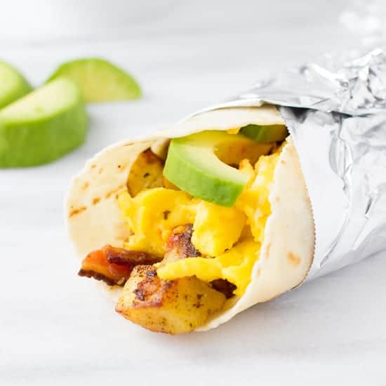 Burritos de desayuno sin gluten con papas, tocino y huevos {Opción sin