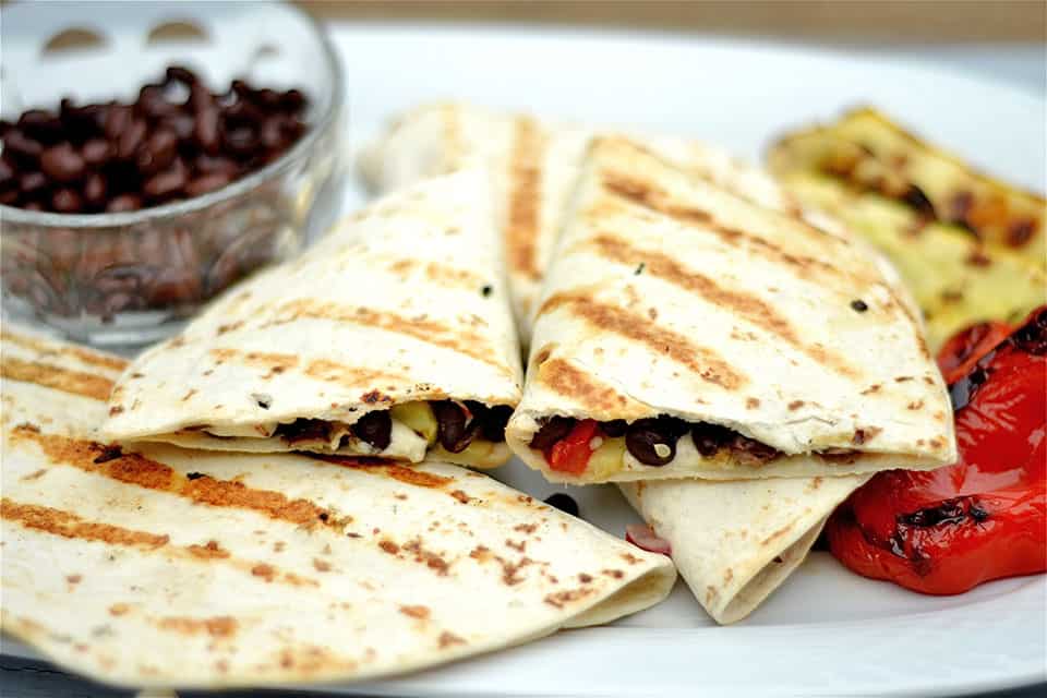 Quesadillas a la Parrilla con Frijoles Negros y Vegetales Cocina Facil
