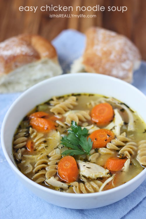 Sopa de fideos con pollo fácil pero llena de sabor. El pollo asado te da un delicioso sabor a pollo asado.