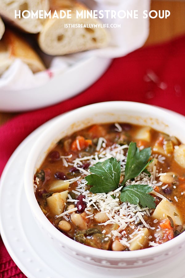 Sopa minestrone casera: esta sopa minestrone casera está repleta de sabor gracias a muchas verduras frescas, hierbas y tocino picado en trozos grandes.  |  halfscratched.com #receta #sopa