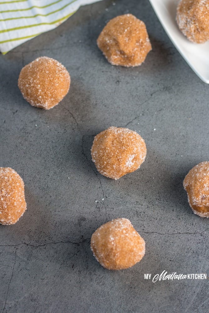 Si te gusta la masa comestible para galletas, te gustarán estos bocados comestibles de masa para galletas de mantequilla de maní. Solo un puñado de ingredientes y unos tres minutos y tienes una receta dulce y deliciosa sin azúcar. También funcionan muy bien como refrigerio o postre bajo en carbohidratos Trim Healthy Mama S. #ediblecookiedough #cookiedough #peanutbutter #peanutflour #peanutbuttercookiedough #sugarfree #glutenfree #lowcarb #trimhealthymama #thm #thms