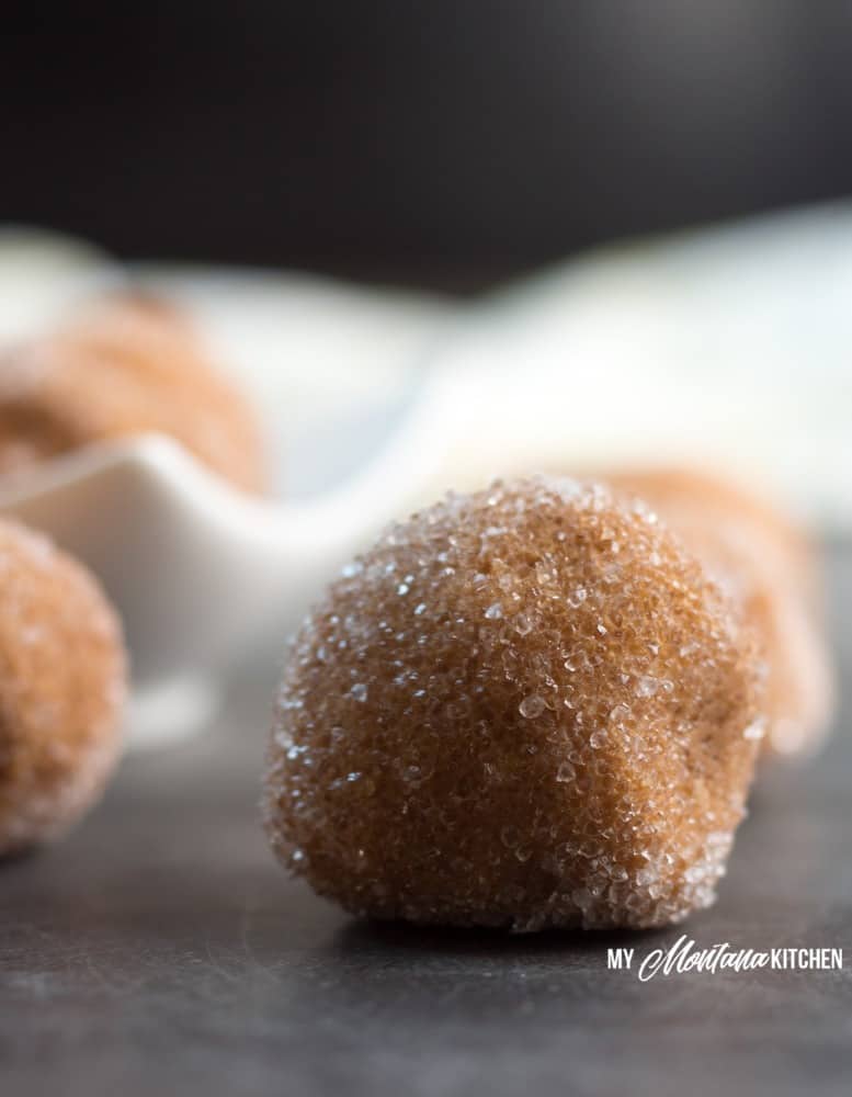 Si te gusta la masa comestible para galletas, te gustarán estos bocados comestibles de masa para galletas de mantequilla de maní. Solo un puñado de ingredientes y unos tres minutos y tienes una receta dulce y deliciosa sin azúcar. También funcionan muy bien como refrigerio o postre bajo en carbohidratos Trim Healthy Mama S. #ediblecookiedough #cookiedough #peanutbutter #peanutflour #peanutbuttercookiedough #sugarfree #glutenfree #lowcarb #trimhealthymama #thm #thms