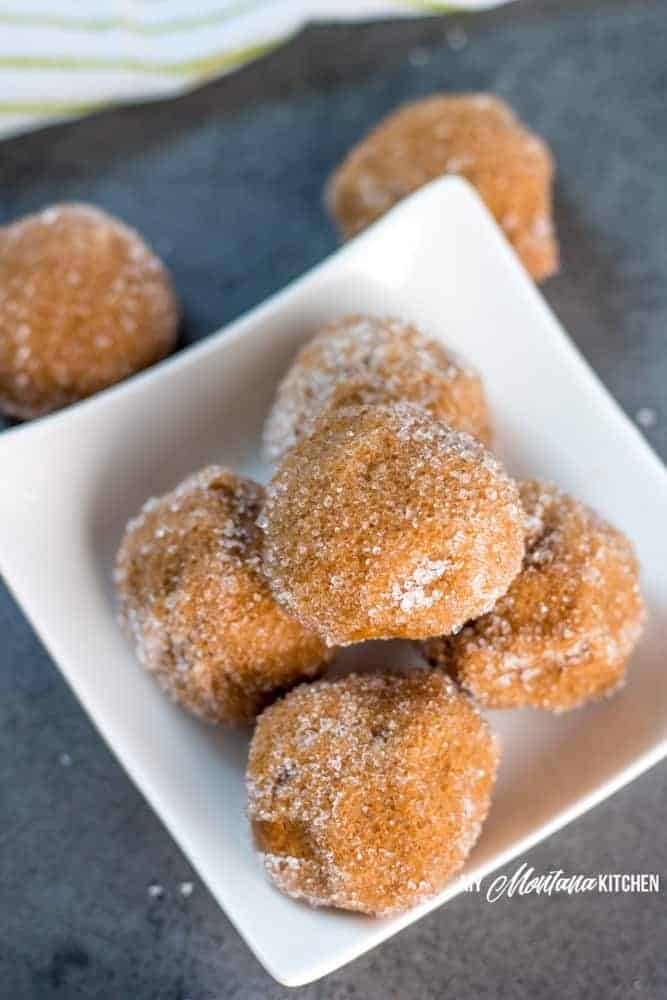 Si te gusta la masa comestible para galletas, te gustarán estos bocados comestibles de masa para galletas de mantequilla de maní. Solo un puñado de ingredientes y unos tres minutos y tienes una receta dulce y deliciosa sin azúcar. También funcionan muy bien como refrigerio o postre bajo en carbohidratos Trim Healthy Mama S. #ediblecookiedough #cookiedough #peanutbutter #peanutflour #peanutbuttercookiedough #sugarfree #glutenfree #lowcarb #trimhealthymama #thm #thms