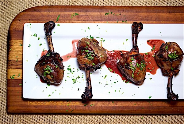 Estos resultaron increíbles!! ¡Estas piruletas de pollo serán la estrella de tu próxima cena o fiesta y el glaseado de granada es delicioso! Un aperitivo que no debe perderse o una receta para la cena.