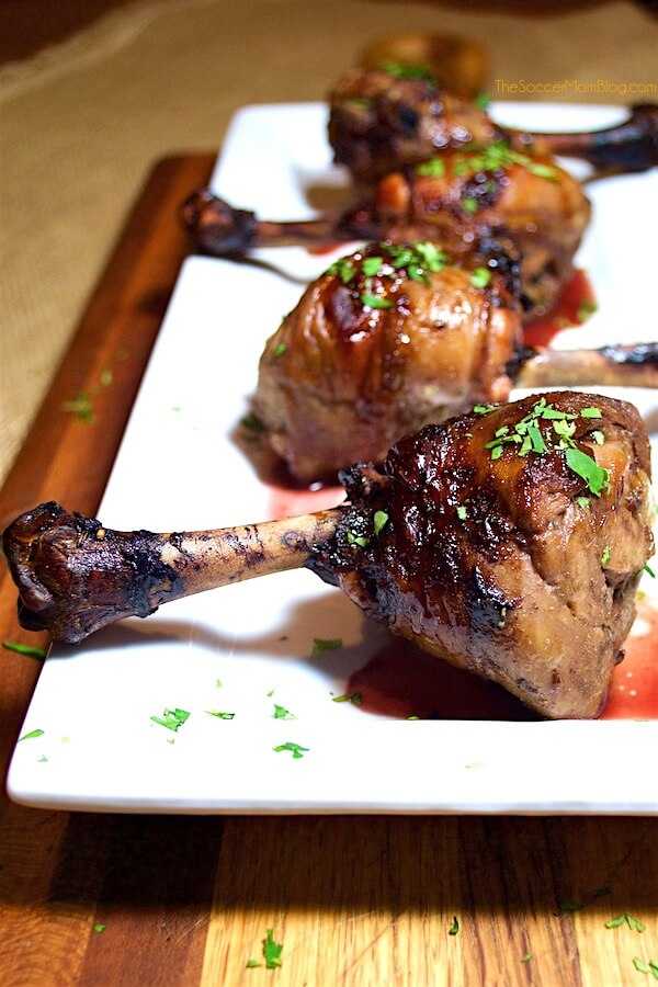 ¡Estos fueron increíbles! ¡Estas piruletas de pollo serán la estrella de tu próxima cena o fiesta y el glaseado de granada es delicioso! Un aperitivo que no debe perderse o una receta para la cena.