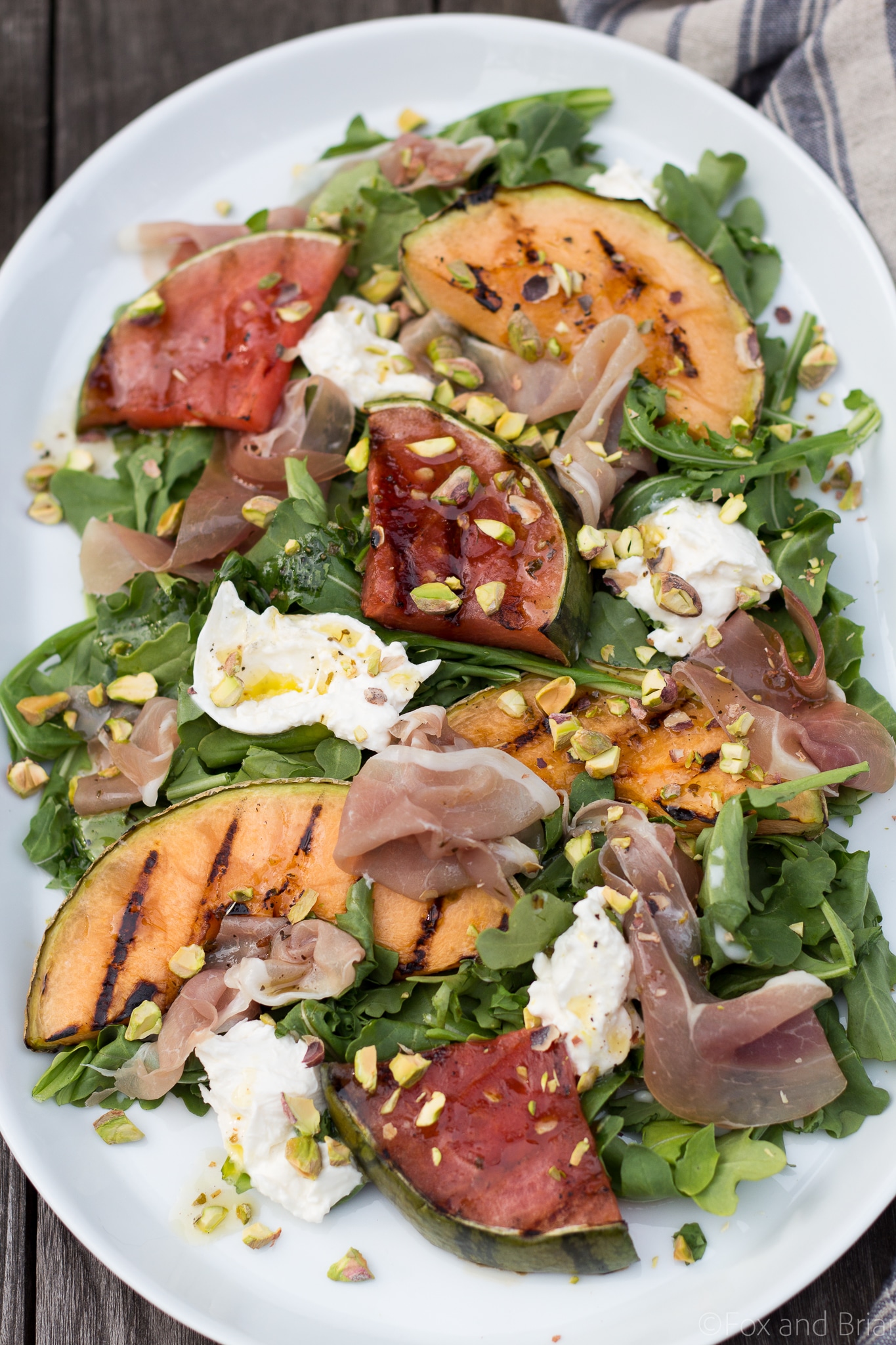 ¡Esta ensalada de melón a la parrilla con jamón y burrata es una cena ligera perfecta para un caluroso día de verano!