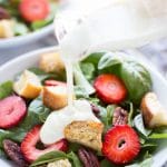 Esta ensalada de fresas, albahaca y pecanas con aderezo de queso de cabra es una ensalada de verano dulce y picante llena de sabores frescos y picatostes caseros.
