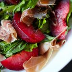Ensalada de ciruelas, mozzarella y jamón
