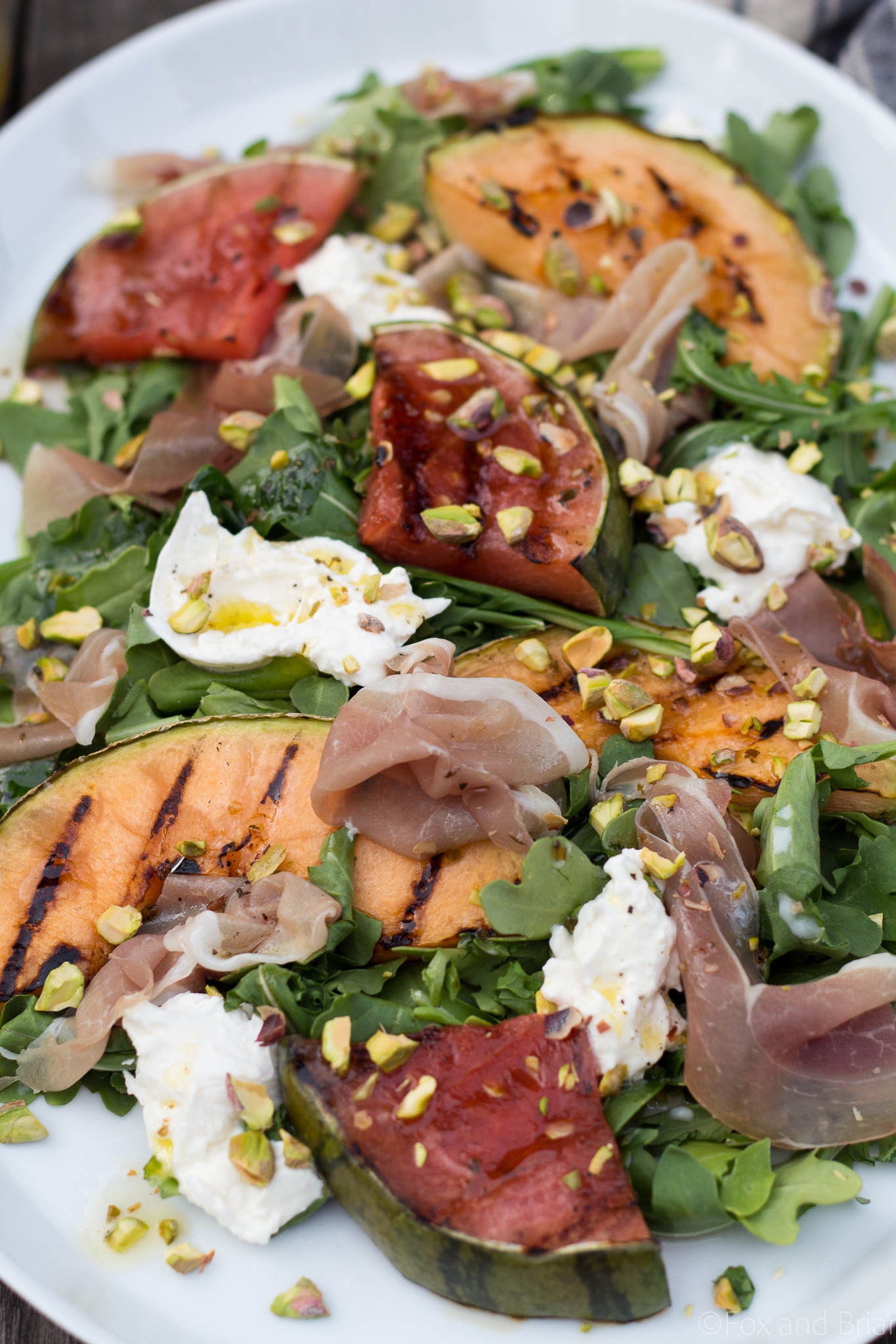 ¡Esta ensalada de melón a la parrilla con jamón y burrata es una cena ligera perfecta para un caluroso día de verano!