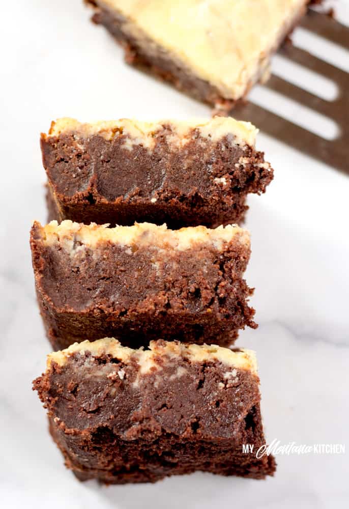 Brownies espesos y peludos cubiertos con una capa cremosa de pastel de queso con menta. Esta es la combinación perfecta de chocolate y menta para un regalo navideño de chocolate cetogénico bajo en carbohidratos. ¡También funciona muy bien como una receta de postre Trim Healthy Mama S! #lowcarb #keto #thm #trimhealthymama #healthybrownie #cetobrownie #lowcarbbrownie #sugarfree #glutenfree #chocolatepeppermint #peppermintcheesecakebrownies #peppermint