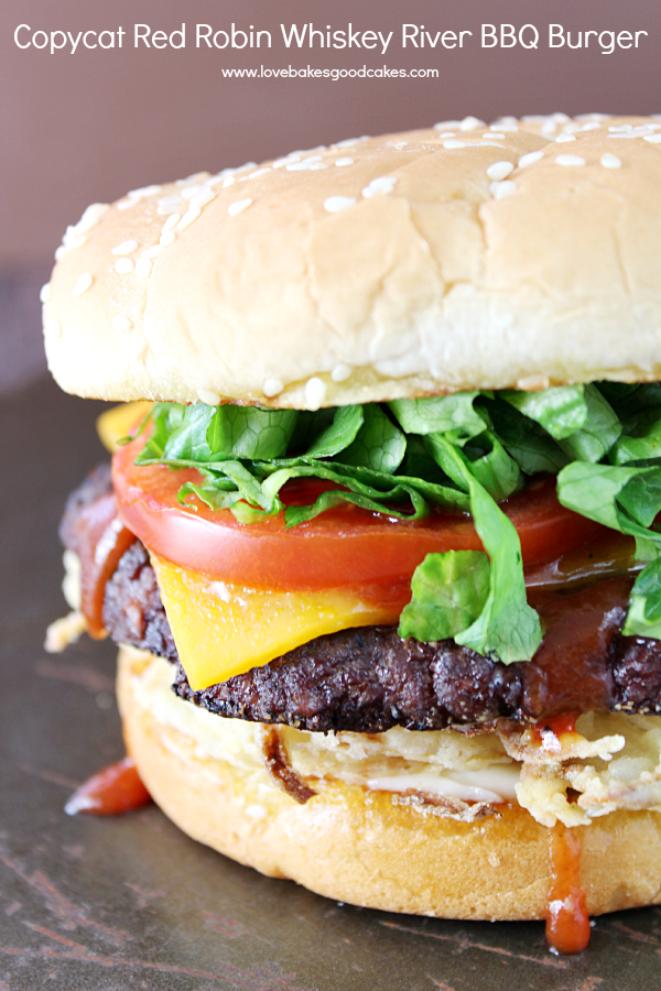 ¡Enciende la parrilla para esta hamburguesa Copycat Red Robin Whiskey River BBQ! ¡No dejes pasar el verano sin probar esta receta! #12 blogueros