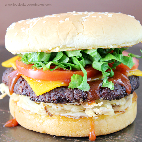 ¡Enciende la parrilla para esta hamburguesa Copycat Red Robin Whiskey River BBQ! ¡No dejes pasar el verano sin probar esta receta! #12 blogueros