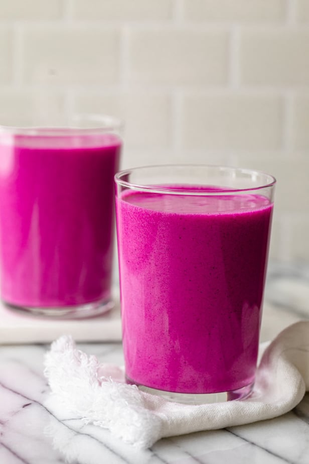 Dos tazas de batidos de pitaya en hermosos colores magenta