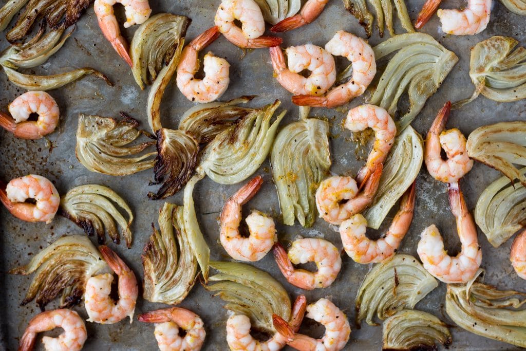 ¡Esta rica ensalada de invierno tiene hinojo y gambas asadas con el brillante sabor del pomelo, además de espelta y col rizada para una nutrición energética!