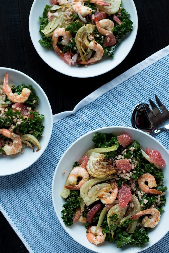 ¡Esta rica ensalada de invierno tiene hinojo y gambas asadas con el brillante sabor del pomelo, además de espelta y col rizada para una nutrición energética!