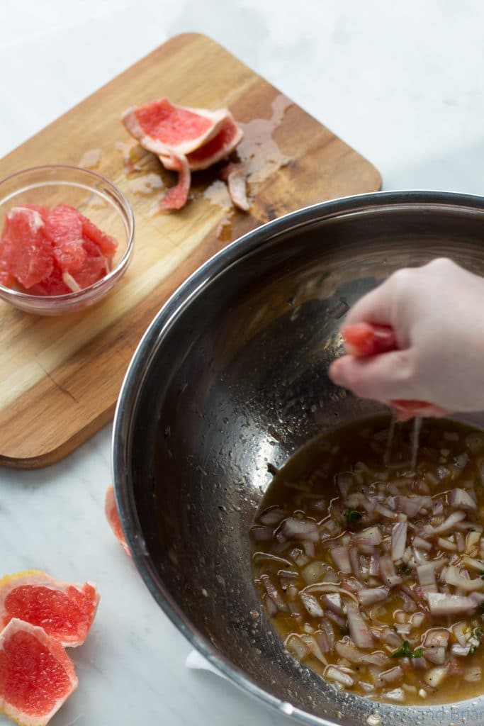 ¡Esta rica ensalada de invierno tiene hinojo y gambas asadas con el brillante sabor del pomelo, además de espelta y col rizada para una nutrición energética!