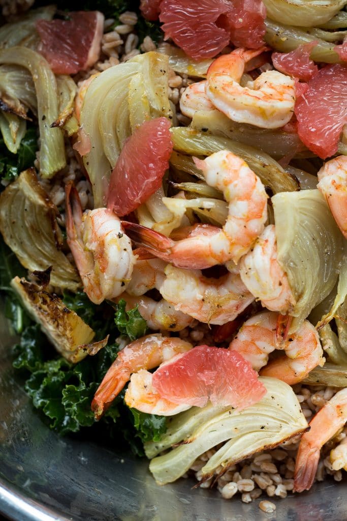 ¡Esta rica ensalada de invierno tiene hinojo y gambas asadas con el brillante sabor del pomelo, además de espelta y col rizada para una nutrición energética!