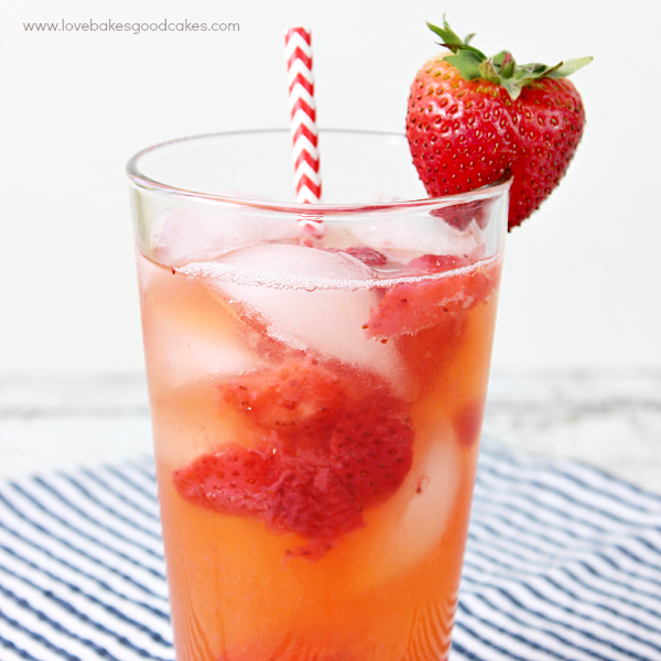 ¡Es tan fácil hacer esta limonada con pecas Copycat Red Robin en casa! ¡Es la bebida perfecta para el verano!