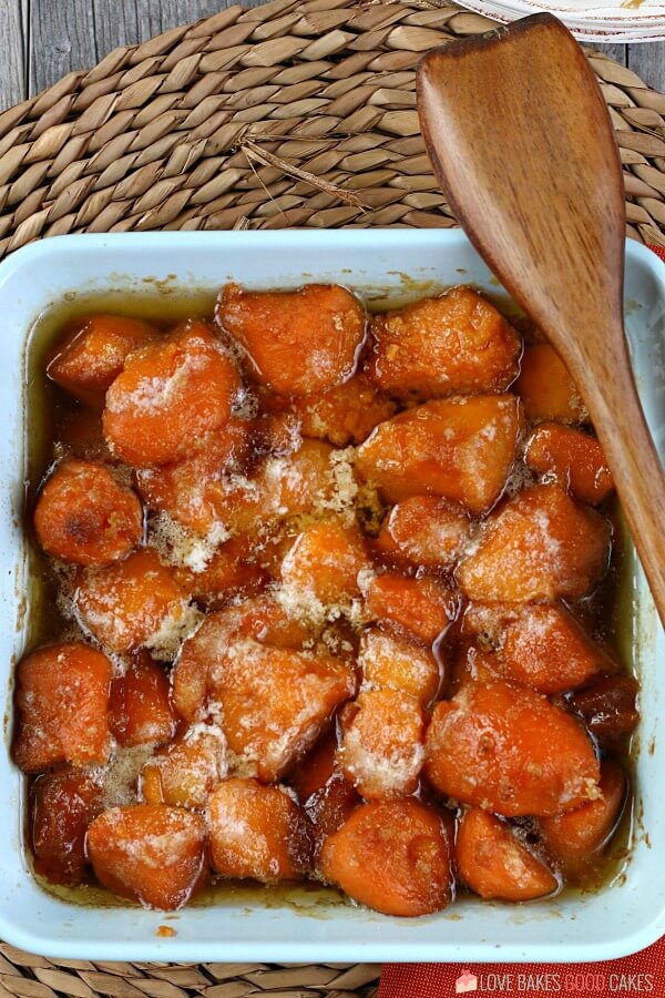 Una vista de arriba hacia abajo de las recetas de papas listas para comer y para servir.