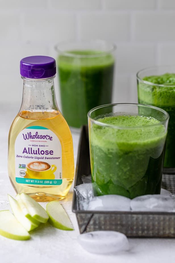 3 tazas Receta de batido de repollo de desintoxicación que se muestra con una botella de edulcorante de alulosa saludable