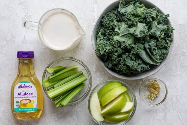 Ingredientes para preparar la receta: col, manzana, apio, agua de coco, jengibre y edulcorante alulosa genuino