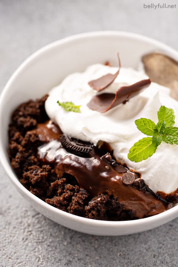 porción de bagatela de chocolate en un tazón blanco