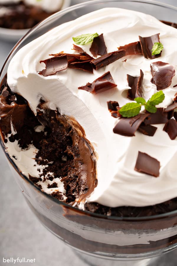 Death By Chocolate Trifle con la porción hueca
