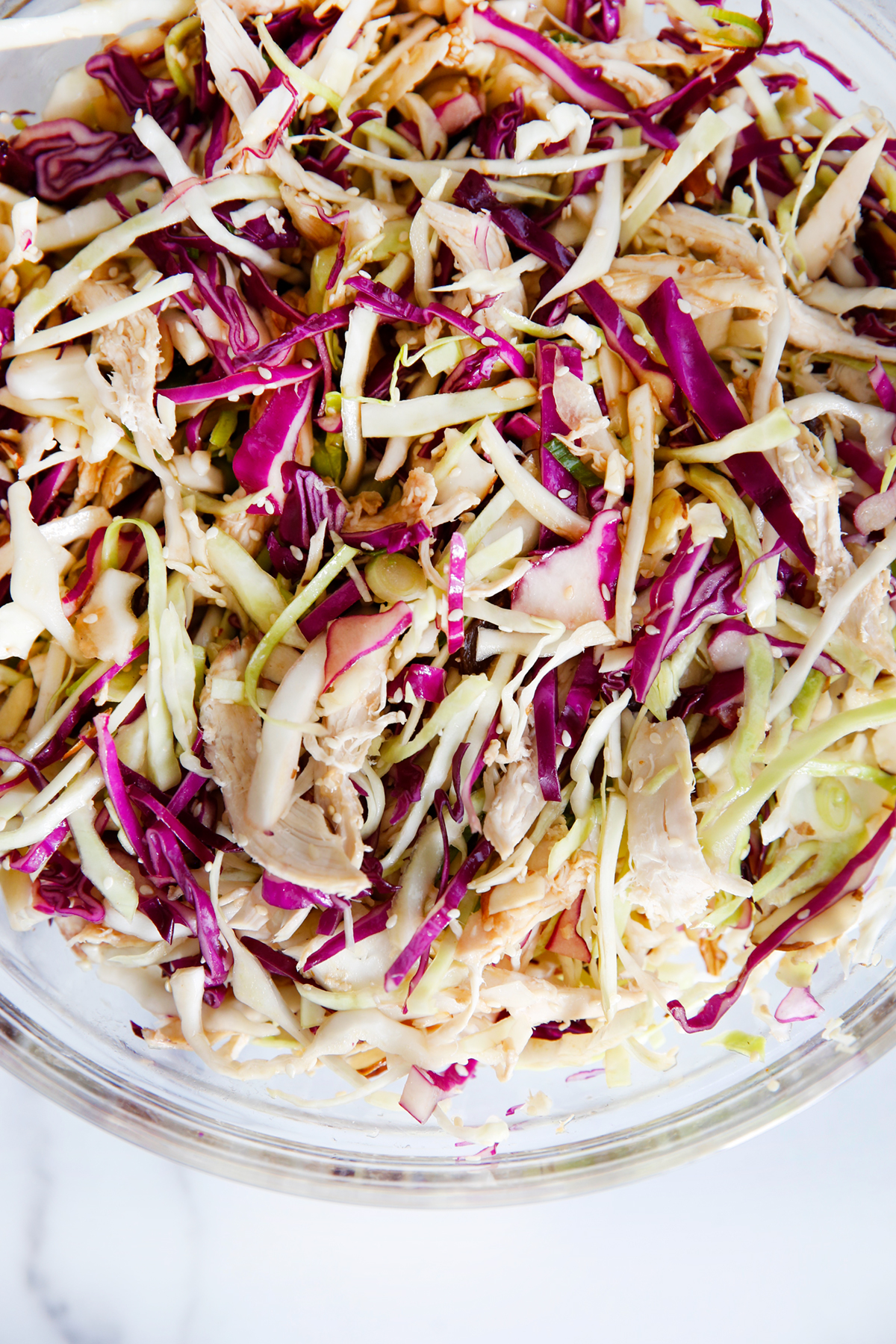 Ensalada tailandesa con ensalada de col y semillas de sésamo