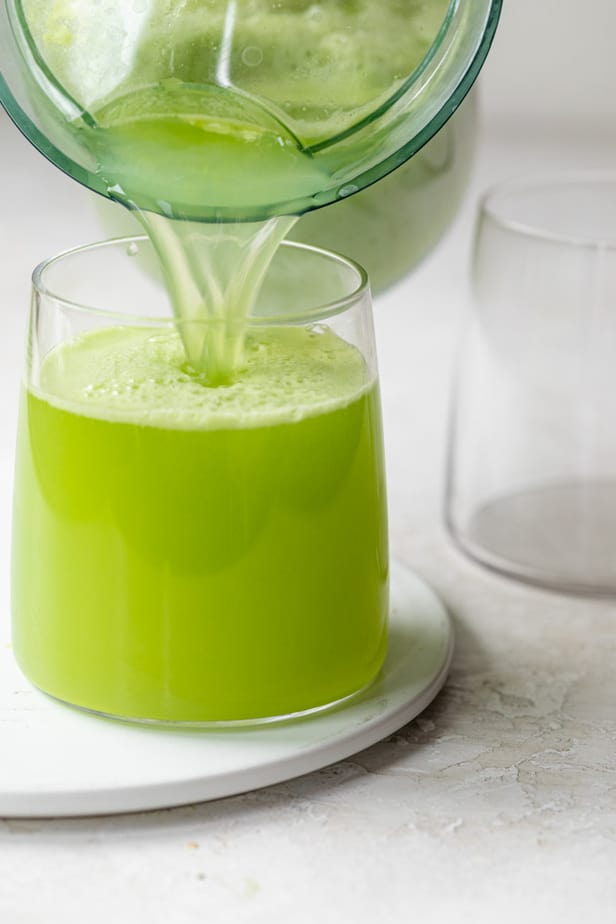 Vierta el jugo en vasos de vidrio transparente.