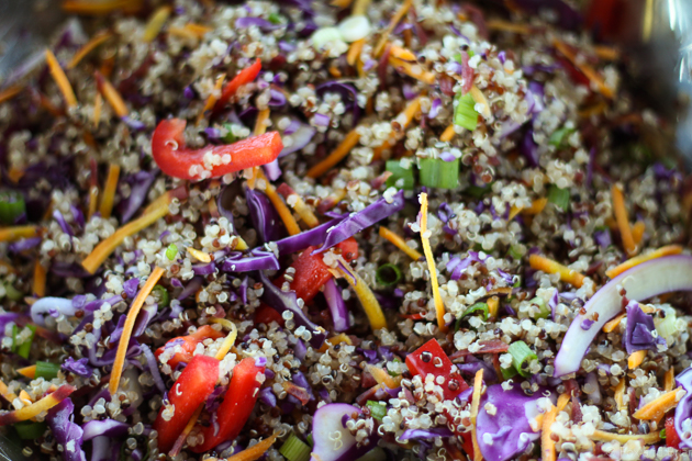 Esta ensalada picante de quinua y maní es vegana y sin gluten.  Ideal para llevar y llevar a una fiesta.