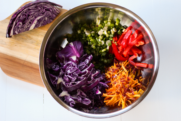 Esta ensalada picante de quinua y maní es vegana y sin gluten. Ideal para llevar y llevar a una fiesta.