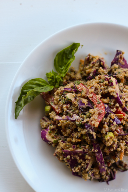 Esta ensalada picante de quinua y maní es vegana y sin gluten.  Ideal para llevar y llevar a una fiesta.