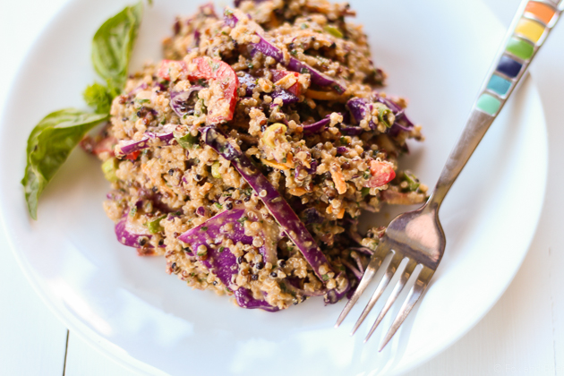 Esta ensalada picante de quinua y maní es vegana y sin gluten.  Ideal para llevar y llevar a una fiesta.