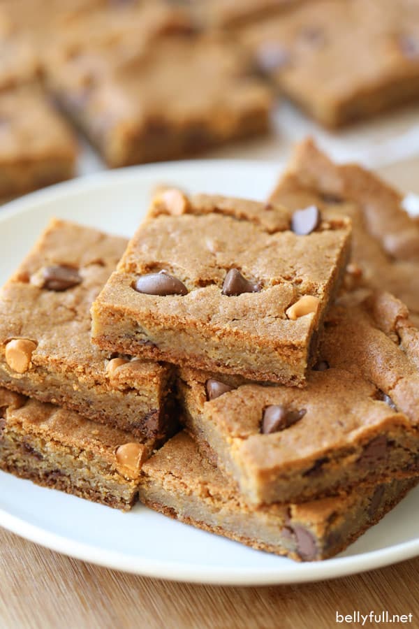 montón de barras de galletas de pudín en un plato blanco