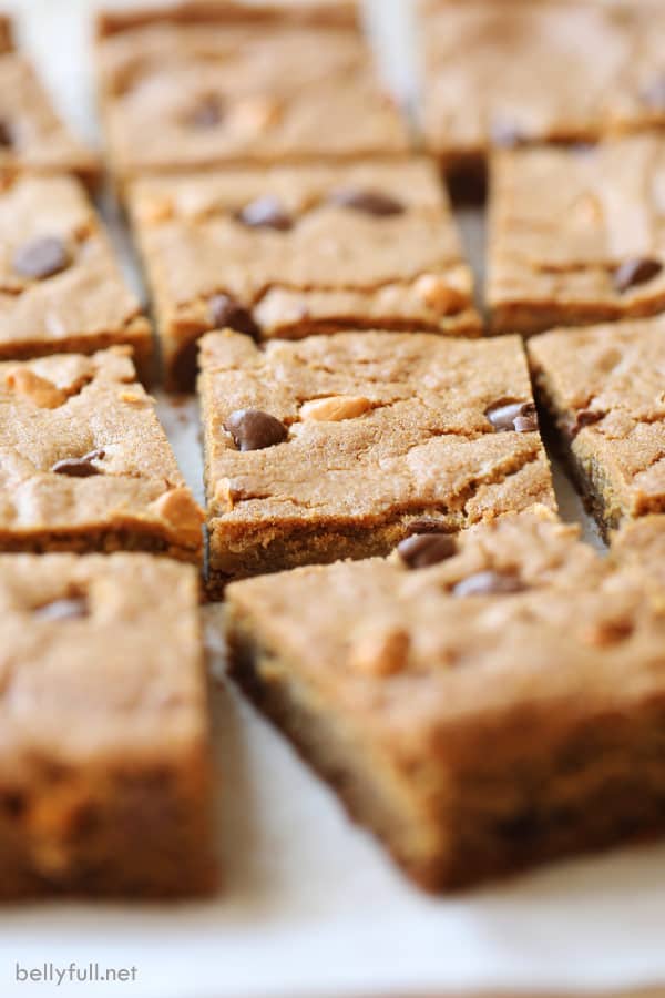 Cortar barras de galletas de mascar esparcidas en papel pergamino