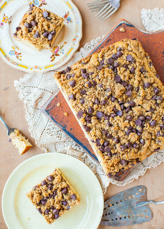 Pastel de mantequilla de maní con streusel de miel y leche con mantequilla de maní y chocolate averiecooks.com