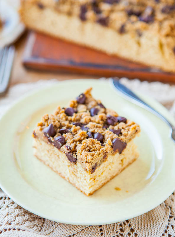 Pastel de mantequilla de maní con streusel de miel y leche con mantequilla de maní y chocolate averiecooks.com