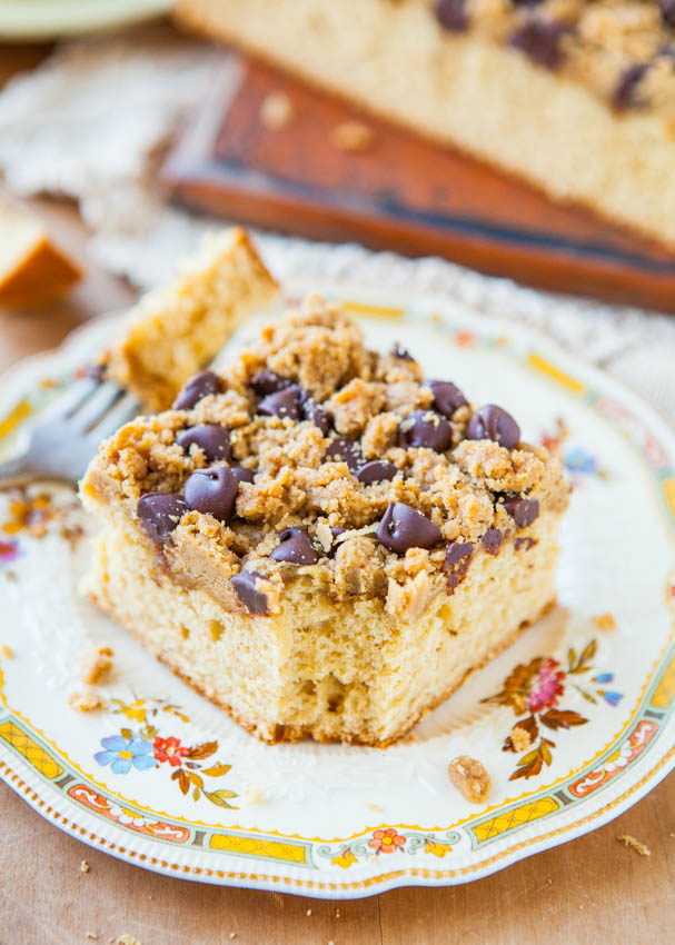 Pastel de mantequilla de maní con streusel de miel y leche con mantequilla de maní y chocolate averiecooks.com